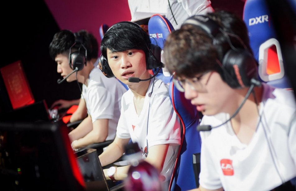 九游娱乐app官网-从Doinb连续五场比赛得分超过夺冠到里尔集结日更衣室发声，窗口期费耶诺德调整名单以备英超